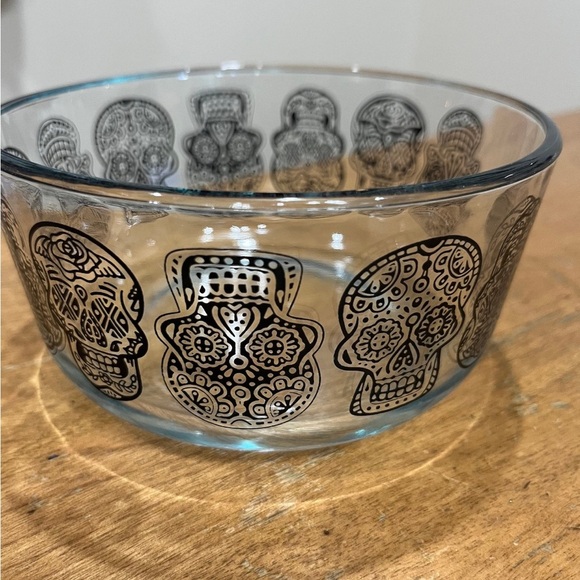 Pyrex Halloween SKULLS 4 Cup STORAGE BOWL - Picture 3 of 4